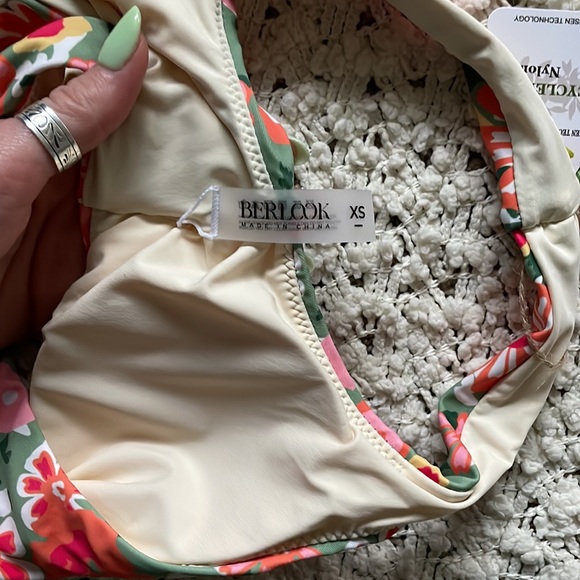🌸 Berlook Floral U-Neck Bikini Top 🌸 - Picture 4 of 6